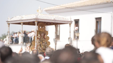 La Virgen del Rocío por las calles de la aldea