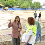 La alcaldesa visitó ayer el solar de los jesuitas donde se creará el jardín Trini Simó