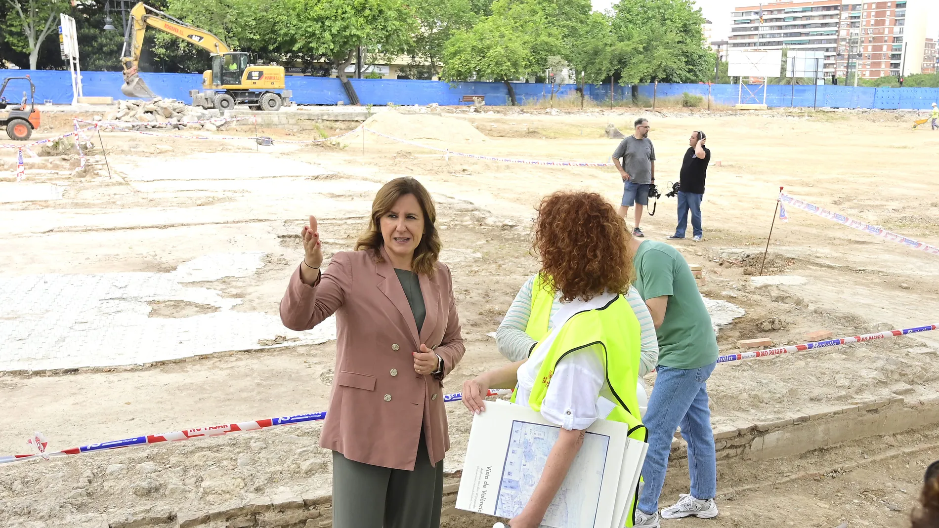 La alcaldesa visitó ayer el solar de los jesuitas donde se creará el jardín Trini Simó