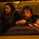 Le acompaña America Ferrera