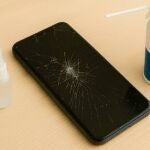 Cómo limpiar la pantalla de un móvil que se ha agrietado o ha perdido partes del vidrio protector.