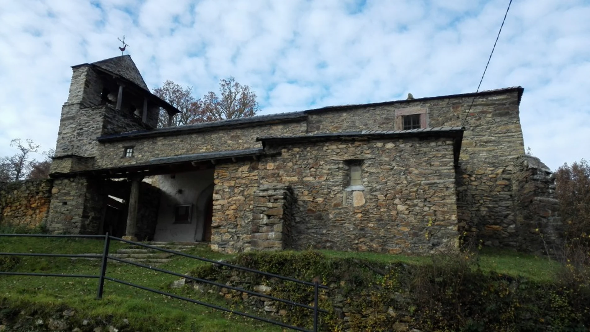 Se derrumba el falso techo de la iglesia leonesa de Arganza
