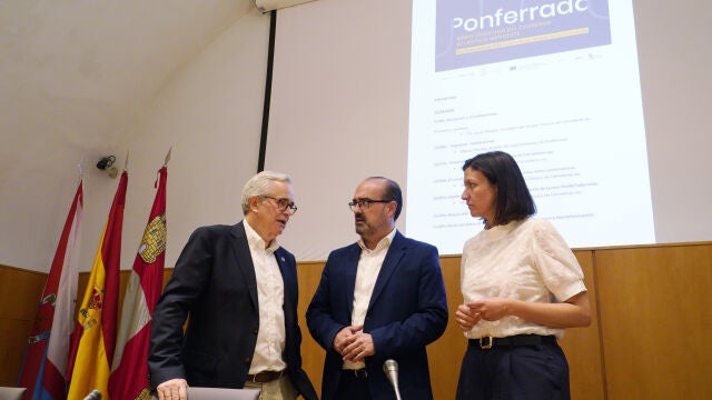 El alcalde de Ponferrada, Marco Morala (C), junto a la concejala de Presidencia y Fondos Europeos, Lidia Coca, y el miembro del grupo técnico de Corredores.eu, Pio Javier Ramón (I), durante la presentación del foro ‘Ponferrada, nodo logístico del Corredor Atlántico Noroeste’