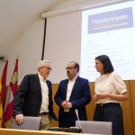 El alcalde de Ponferrada, Marco Morala (C), junto a la concejala de Presidencia y Fondos Europeos, Lidia Coca, y el miembro del grupo técnico de Corredores.eu, Pio Javier Ramón (I), durante la presentación del foro ‘Ponferrada, nodo logístico del Corredor Atlántico Noroeste’