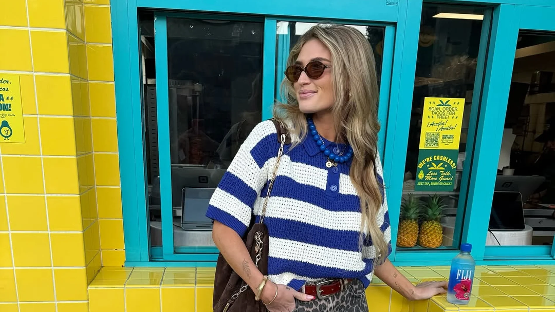 Influencer con bermudas.