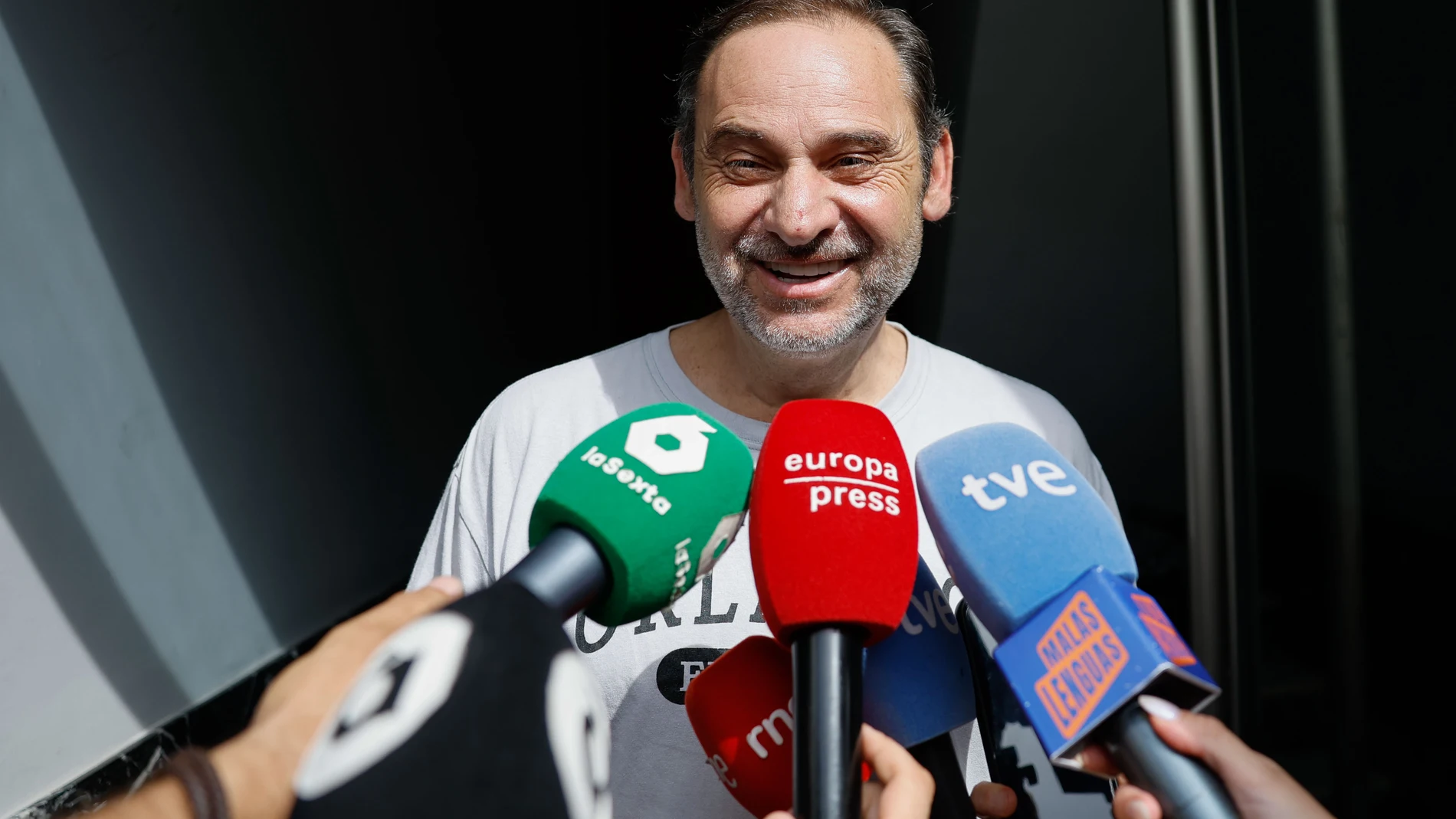 VALENCIA, 10/06/2025.- El exministro José Luis Ábalos realiza declaraciones a los medios de comunicación este martes, tras el registro por agentes de la Unidad Central Operativa (UCO) de la Guardia Civil de su vivienda en València, en el marco de la investigación abierta contra él en el Tribunal Supremo por el denominado caso Koldo.- EFE/ Ana Escobar