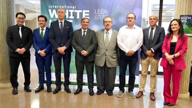 El consejero de Movilidad y Transformación Digital, José Luis Sanz Merino, inaugura la VI edición de la White Hat Conference con el lema ‘IA, Ciberdelincuencia y Ciberdefensa’. También asisten el alcalde de León, José Antonio Diez; el vicerrector de Internacionalización y Compromiso Global de la ULE, José Alberto Benítez; el director de Incibe, Félix Barrio, y el director de Health Informatics & Health Scienc-es de Boston University (USA), Lou Chitkushev