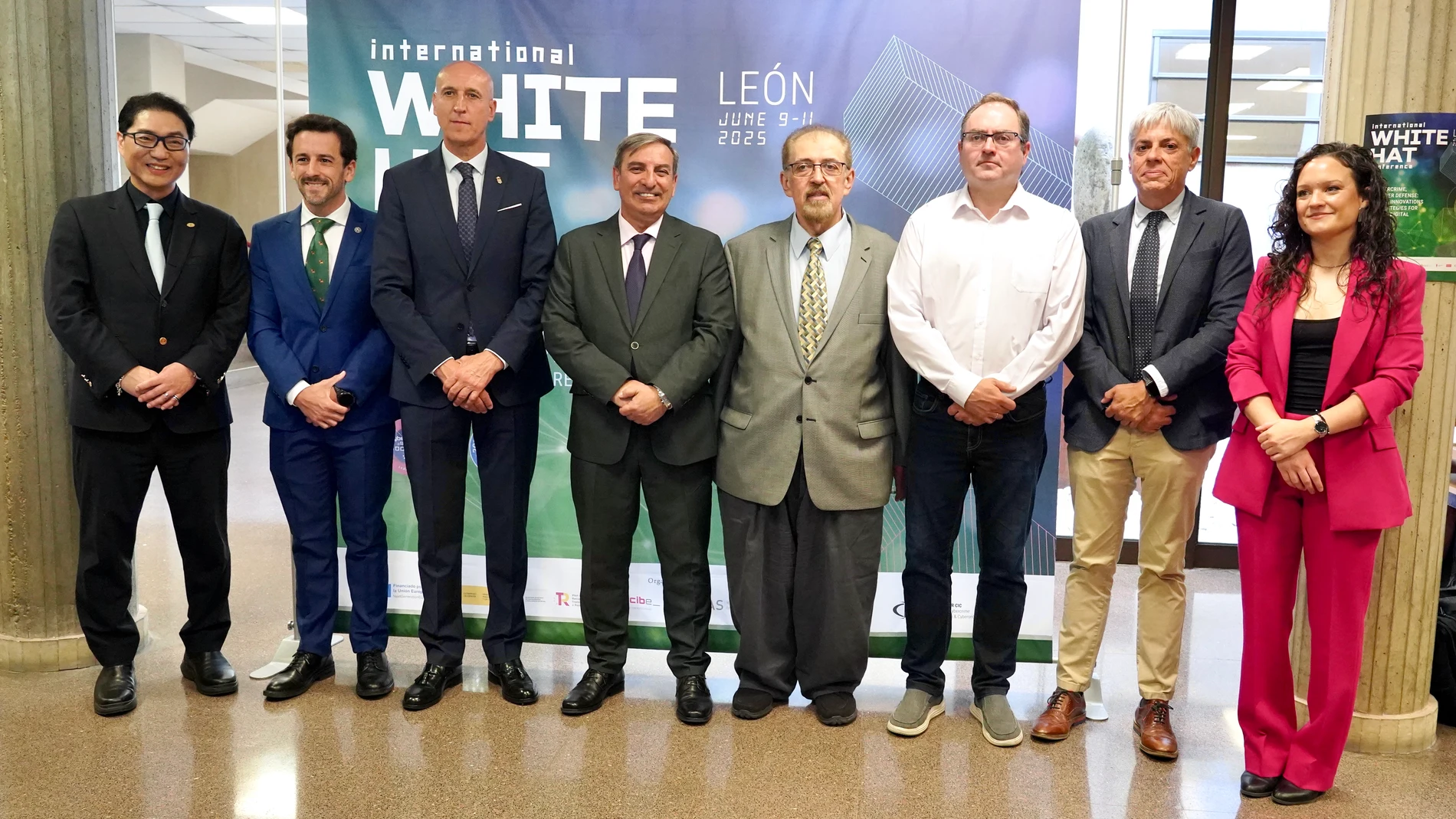 El consejero de Movilidad y Transformación Digital, José Luis Sanz Merino, inaugura la VI edición de la White Hat Conference con el lema ‘IA, Ciberdelincuencia y Ciberdefensa’. También asisten el alcalde de León, José Antonio Diez; el vicerrector de Internacionalización y Compromiso Global de la ULE, José Alberto Benítez; el director de Incibe, Félix Barrio, y el director de Health Informatics & Health Scienc-es de Boston University (USA), Lou Chitkushev