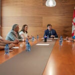 Mañueco, Corral y Leticia García mantienen un encuentro con los trabajadores de Azucarera
