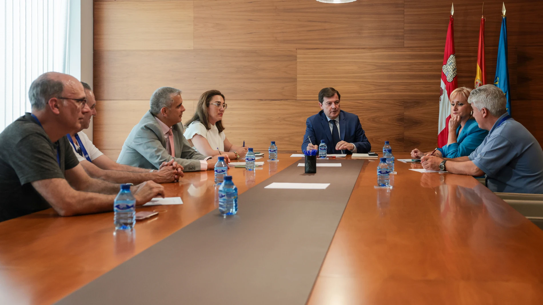 Mañueco, Corral y Leticia García mantienen un encuentro con los trabajadores de Azucarera