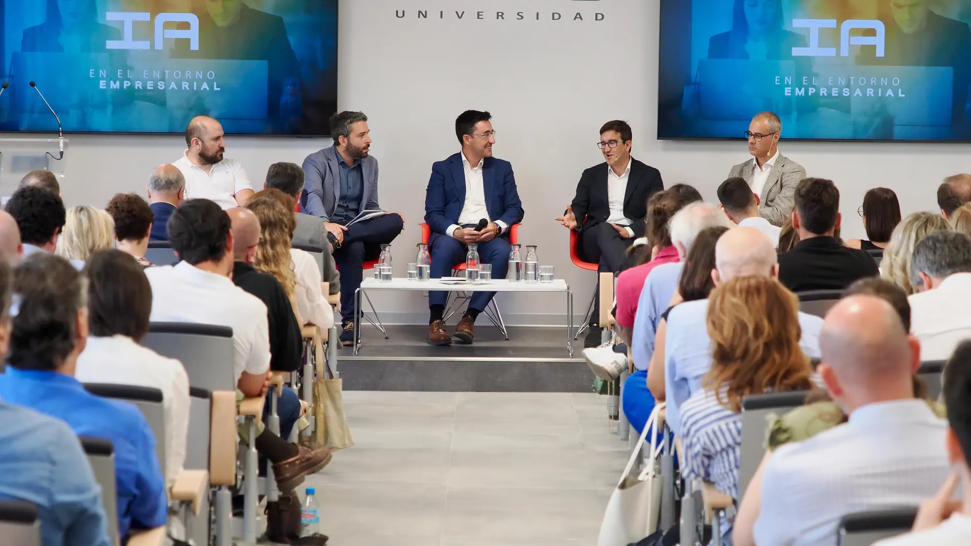 Mesa redonda moderada por Juan Vicente García Manjón (c), José Luis Marín de la Iglesia (2d), José Carlos Jiménez Sánchez (i), Adrián Rodríguez Serrano (22) y Óscar Javier Prieto Izquierdo (d)