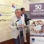 El vicepresidente primero de la Diputación y responsable del Área de Cultura, Juventud y Deportes, José María Bravo, y el alcalde de Riaza y también diputado provincial, Benjamín Cerezo, presentan el certamen