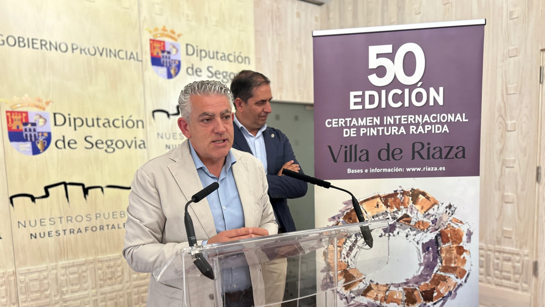 El vicepresidente primero de la Diputación y responsable del Área de Cultura, Juventud y Deportes, José María Bravo, y el alcalde de Riaza y también diputado provincial, Benjamín Cerezo, presentan el certamen