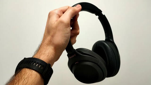 Los Sony WH‑1000XM4 ofrecen cancelación activa de primer nivel, sonido equilibrado y hasta 30 horas de autonomía