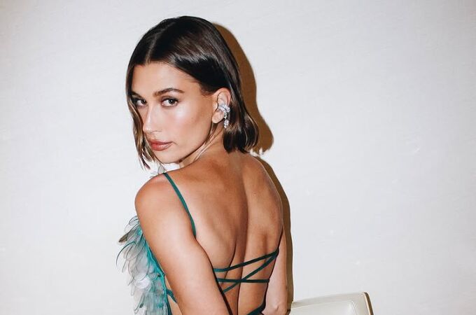 Hailey Bieber con corte de pelo corto.