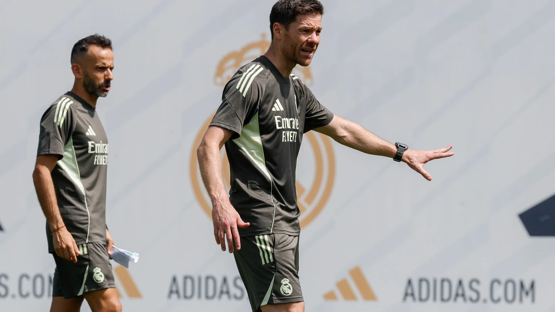 MADRID, 10/06/2025.- El entrenador del Real Madrid, Xabi Alonso, durante el entrenamiento del equipo este martes en Madrid. EFE/ RealMadrid SOLO USO EDITORIAL/SOLO DISPONIBLE PARA ILUSTRAR LA NOTICIA QUE ACOMPAÑA (CRÉDITO OBLIGATORIO)