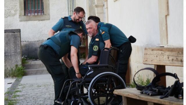 Guardias civiles ayudan a un discapacitado