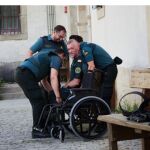 Guardias civiles ayudan a un discapacitado