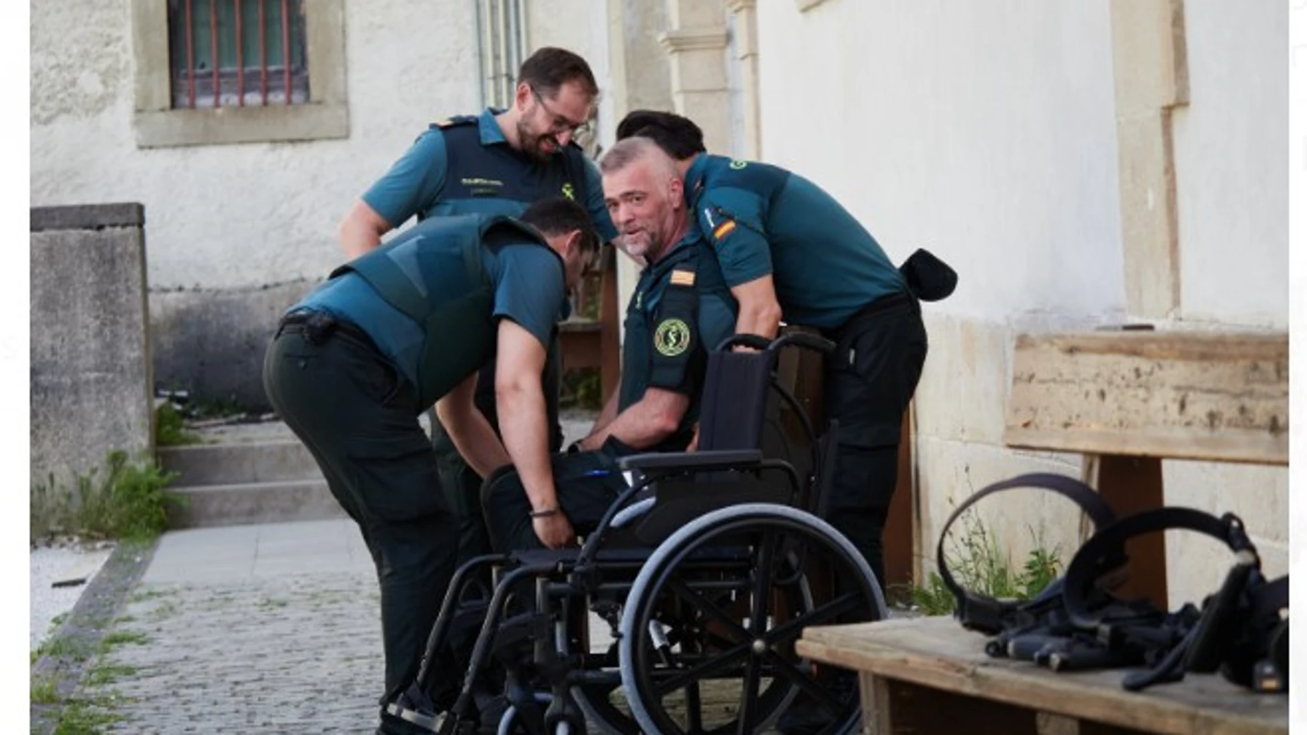 Guardias civiles ayudan a un discapacitado