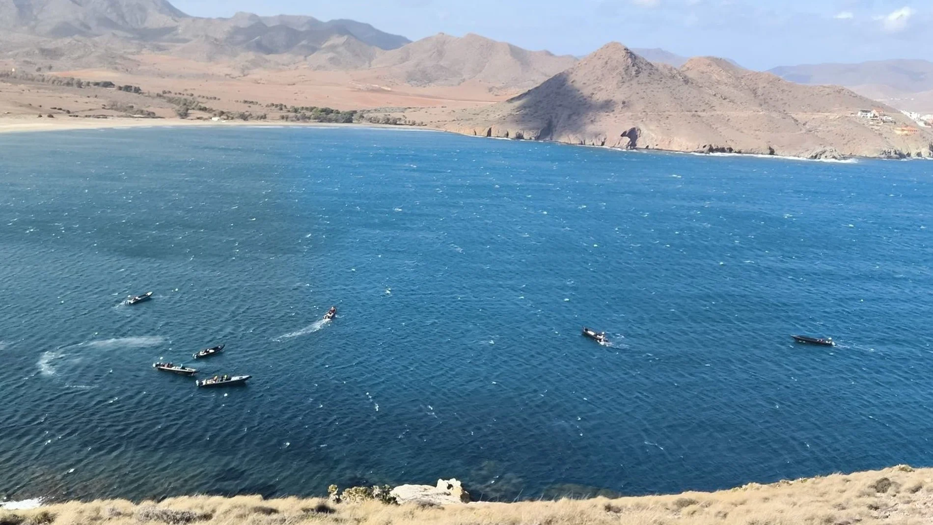 Varias narcolanchas se refugian en una playa de Cabo de Gata, en Almería