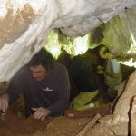 Investigadores trabajando en el yacimiento de Valdegoba (Burgos) 