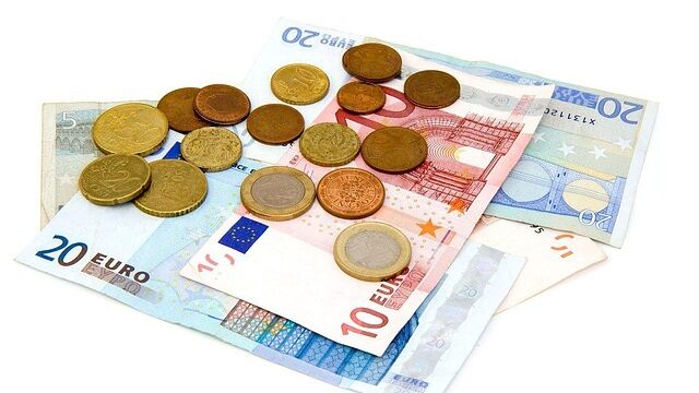 ¿Euros o pavos? Una lingüista revela por qué llamamos al dinero de esta forma 