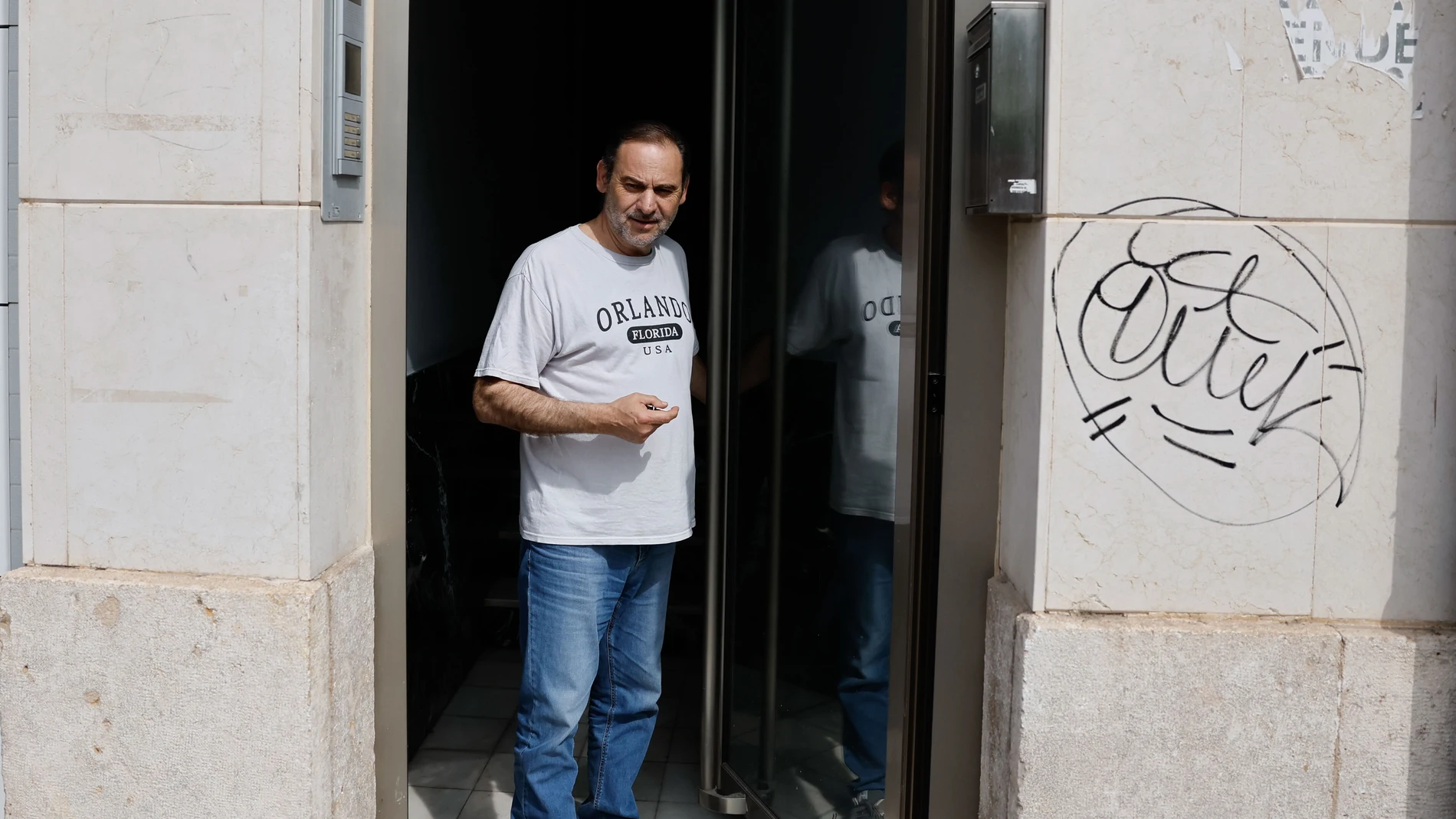VALENCIA, 10/06/2025.- El exministro José Luis Ábalos realiza declaraciones a los medios de comunicación este martes, tras el registro por agentes de la Unidad Central Operativa (UCO) de la Guardia Civil de su vivienda en València, en el marco de la investigación abierta contra él en el Tribunal Supremo por el denominado caso Koldo.- EFE/ Ana Escobar
