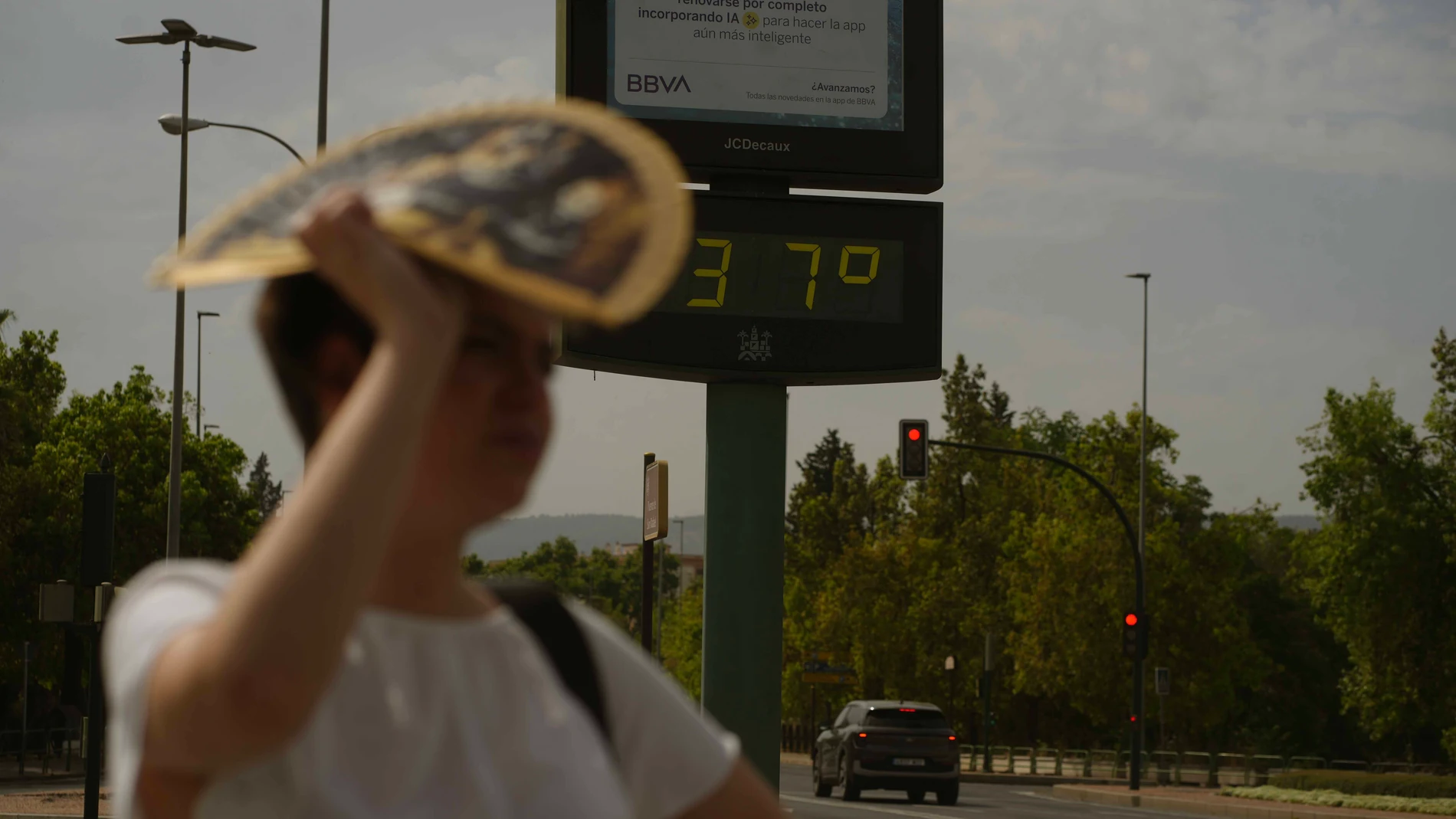 CÓRDOBA, 10/06/2025.- Un termómetro en el centro de Córdoba indica 37 grados de temperatura, mientras media España ha activado este martes el aviso naranja o amarillo por fuertes tormentas, con chubascos, granizo grande y rachas muy fuertes de viento, por lluvias, hasta 25 litros en una hora, en Andalucía están en amarillo por calor que registrará valores que subirán hasta 38 grados, informa la Aemet en su web. EFE / Rafa Alcaide