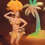 Karol G se viste como Estela Reynolds para promocionar su nuevo disco
