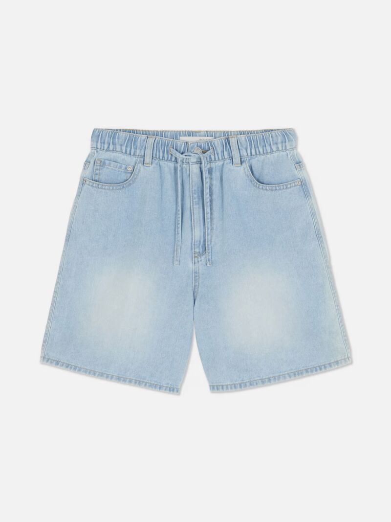 Bermudas vaqueras con cordón ajuste.