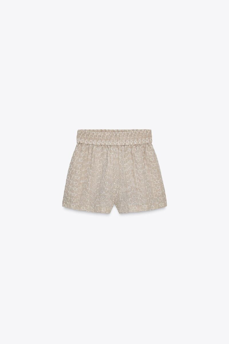 Bermudas bordados perforados.