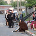 Vecinos de una localidad ucraniana tras un ataque ruso