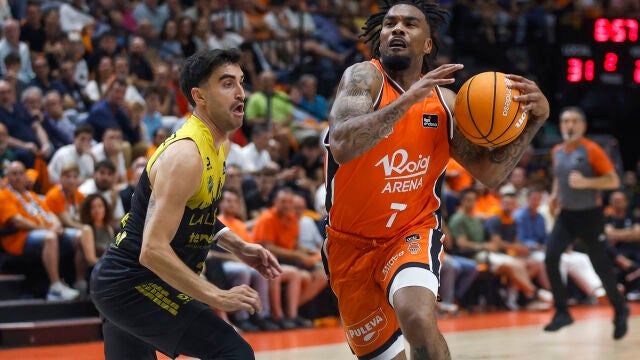 Chris Jones escapa de la defensa de Fernández