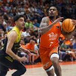 Chris Jones escapa de la defensa de Fernández