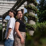 Beñat Azurmendi (izquierda) y Ariane Hoyos (derecha) posan el pasado martes 10 de junio en El Retiro.