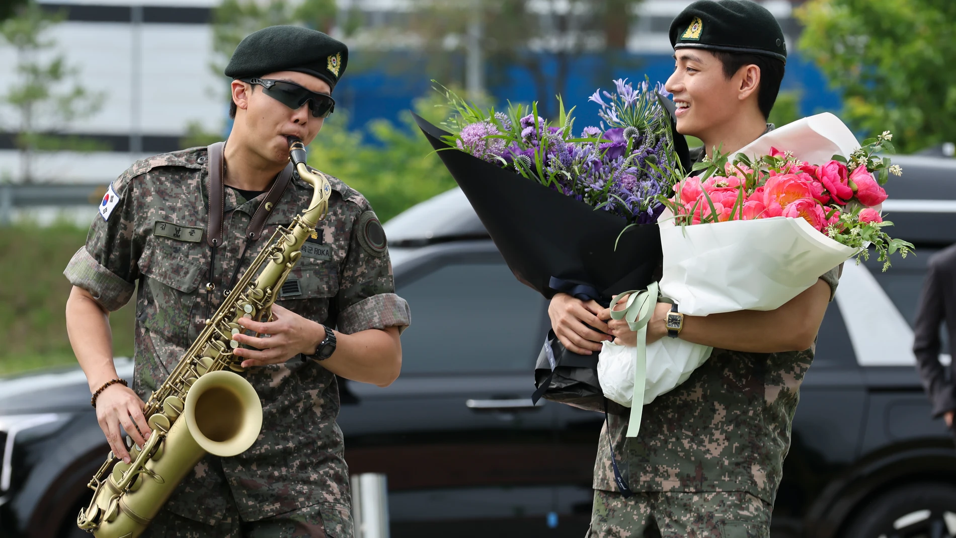 Chuncheon (Korea, Republic Of), 09/06/2025.- BTS member RM (L) plays the saxophone alongside his bandmate V (R) while meeting fans at Sinbuk Sports Park in Chuncheon City, Gangwon-do Province, South Korea, 10 June 2025, after completing their 18 months of mandatory military service. (Corea del Sur) EFE/EPA/HAN MYUNG-GU
