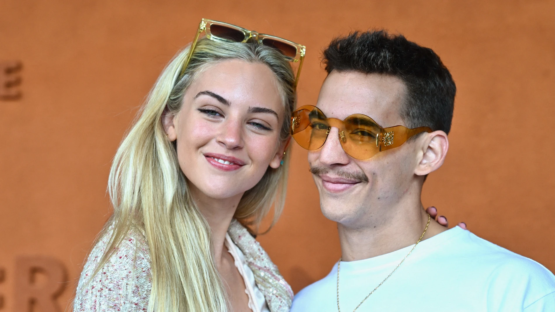 Miguel Herrán en Roldan Garros con su nueva novia
