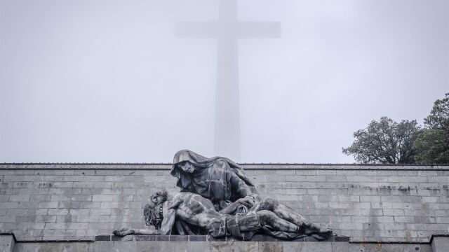 La escultura de la Piedad, de Juan de Ávalos, ante la gran cruz del Valle de los Caídos