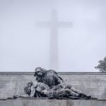 La escultura de la Piedad, de Juan de Ávalos, ante la gran cruz del Valle de los Caídos