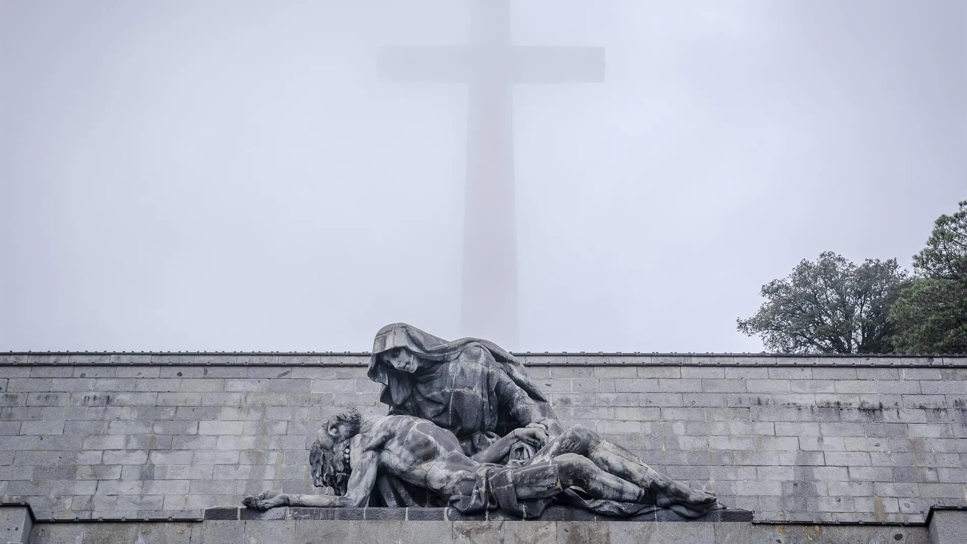 La escultura de la Piedad, de Juan de Ávalos, ante la gran cruz del Valle de los Caídos