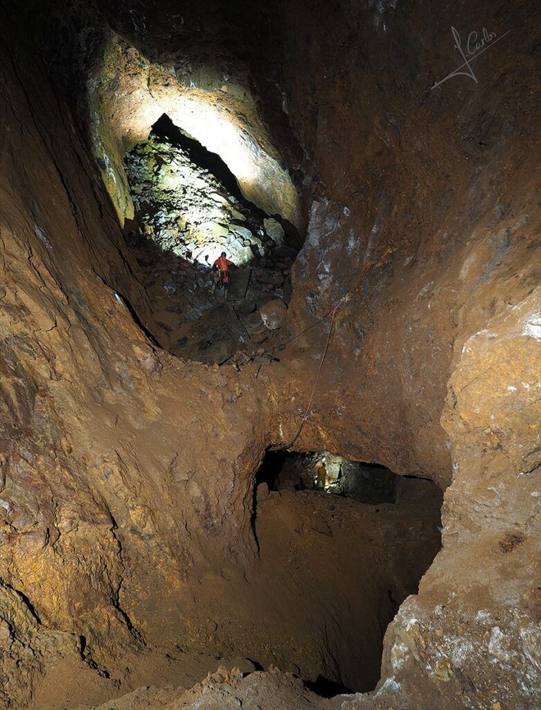 Interior de una de las minas de A Pontenova