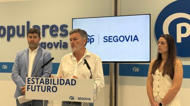 Francisco Vázquez junto con los procuradores Elena Rincón y Javier Carpio