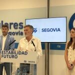Francisco Vázquez junto con los procuradores Elena Rincón y Javier Carpio