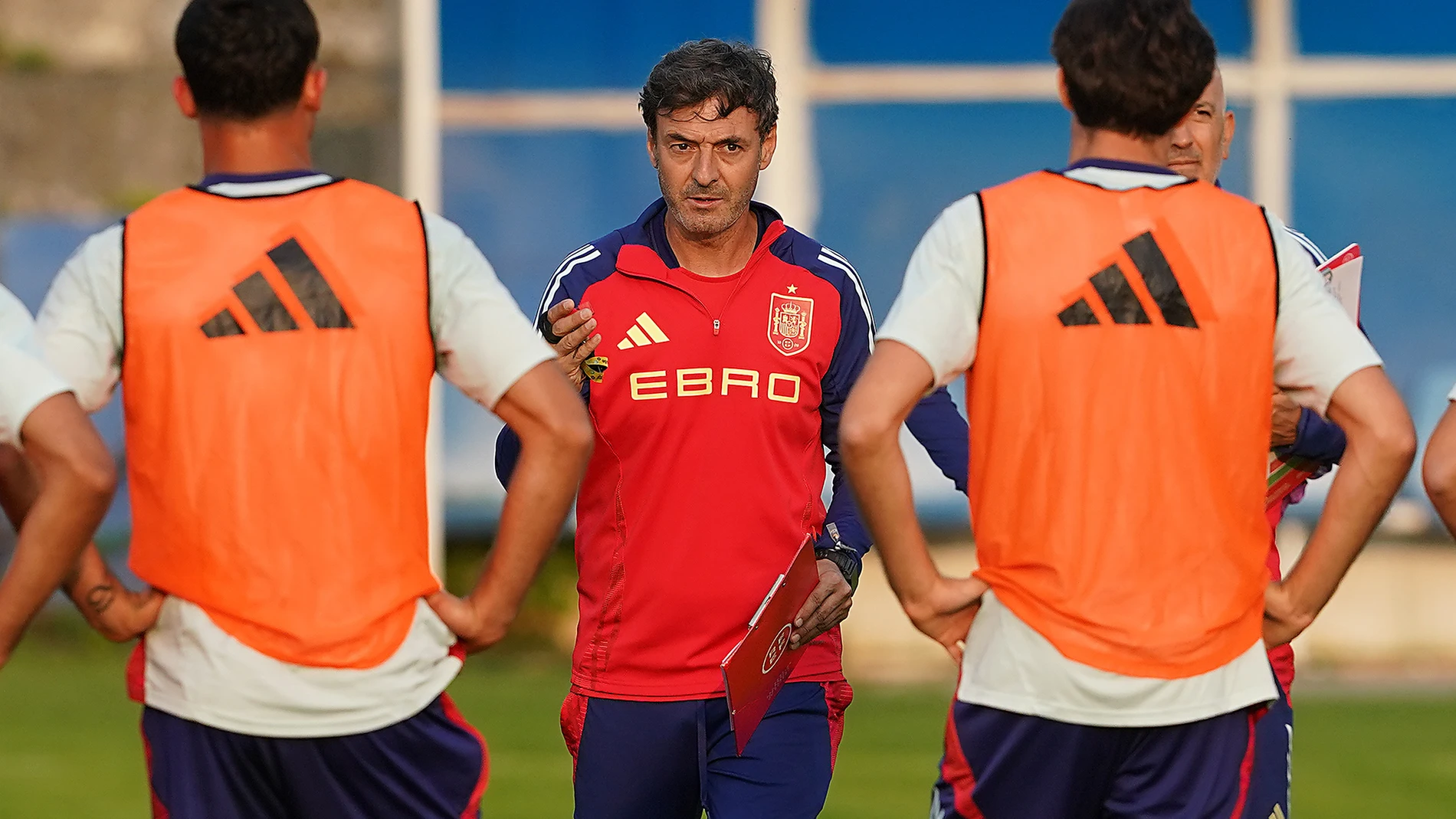 El seleccionador español sub-21, Santi Denia, durante un entrenamiento previo al debut de España en el Europeo Sub-21 de Eslovaquia. RFEF / Europa Press 09/06/2025