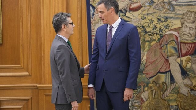 El presidente del Gobierno, Pedro Sánchez (d), habla con el ministro de la Presidencia, Justicia y Relaciones con las Cortes, Félix Bolaños