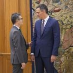 El presidente del Gobierno, Pedro Sánchez (d), habla con el ministro de la Presidencia, Justicia y Relaciones con las Cortes, Félix Bolaños