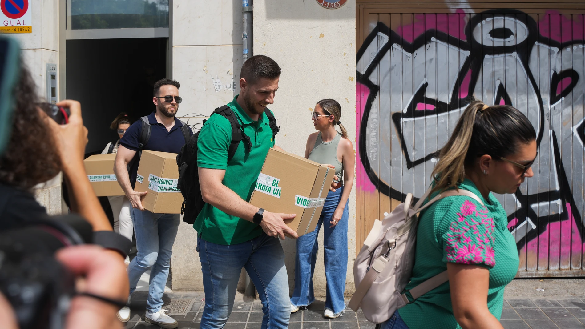 Agentes de la UCO salen de la casa del exministro de Transportes José Luis Ábalos, a 10 de junio de 2025, en Valencia, Comunidad Valenciana (España). Agentes de la Unidad Central Operativa (UCO) de la Guardia Civil se encuentran registrando el domicilio del exministro de Transportes José Luis Ábalos en Valencia, por orden del magistrado del Tribunal Supremo Leopoldo Puente, que le investiga por el presunto cobro de comisiones --en efectivo y en especie-- a cambio de contratos de material sani...