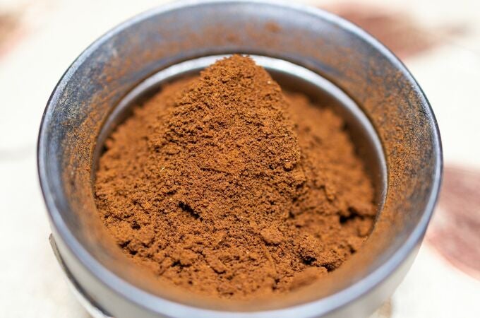 Cuenco con canela en polvo