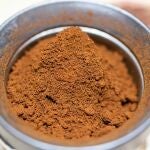 Cuenco con canela en polvo