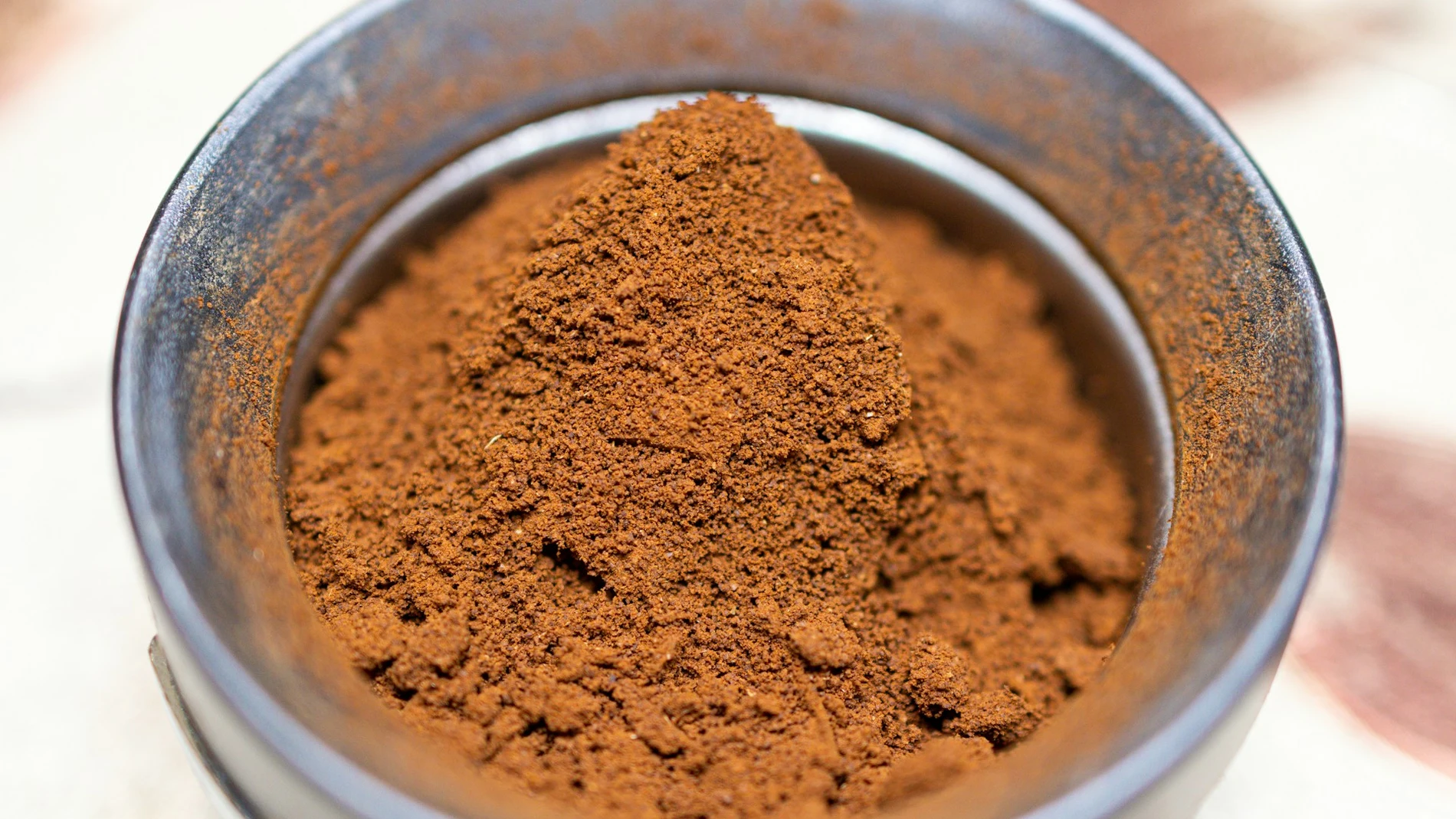Cuenco con canela en polvo